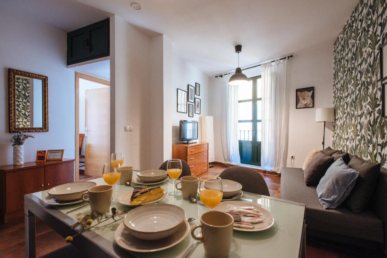 Homeyseville- Bright At Santa Cruz 6 Pax, Parking Optional Apartamento Sevilla